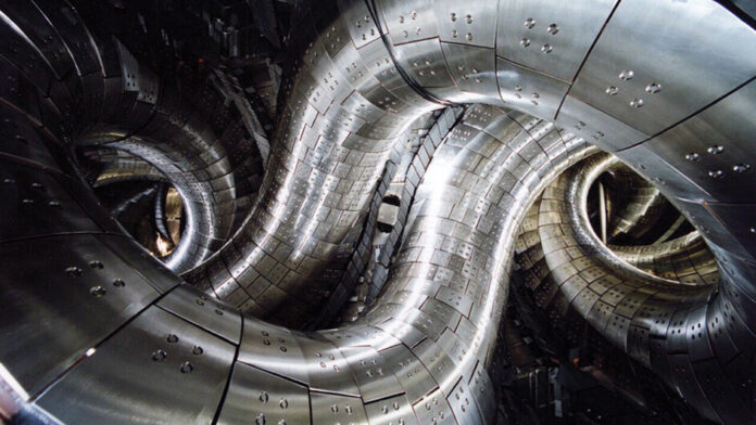 Stellarator fusion reactor